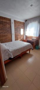 奇格納瓦潘的住宿－Hospedaje Migue & Cata y Temazcal Kuatlicue Chignahuapan Centro Holistico，一间带床的卧室,位于带窗户的房间内