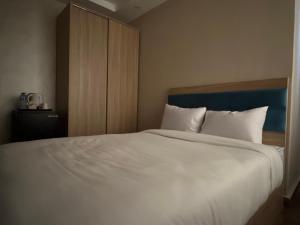 Кровать или кровати в номере Golden Gem Hotel