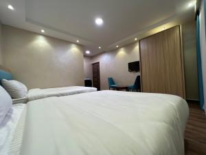 Кровать или кровати в номере Golden Gem Hotel