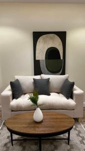 un soggiorno con divano e tavolino da caffè di استوديو انيق وهادئ بتصميم بوهيمي a Riyad