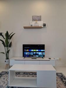 Televisyen dan/atau pusat hiburan di DAHLYA HOMESTAY