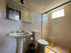 a bathroom with a sink and a toilet and a shower at 6 Motivos para se Hospedar neste Apto! SQ42 in Maringá