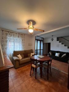 ein Wohnzimmer mit einem Tisch und einem Sofa in der Unterkunft Casa Los Belenes in Cazorla