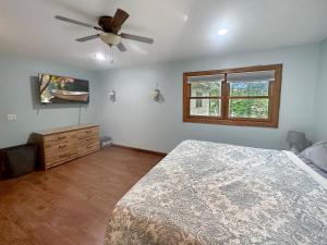 a bedroom with a bed and a ceiling fan at Lakeside 2br Retreat Relax And Reconnect 