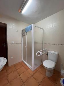 a bathroom with a shower stall and a toilet at Casa Los Belenes in Cazorla
