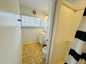 łazienka z toaletą i umywalką w obiekcie Excelsior at the Manor House w mieście Clemmons