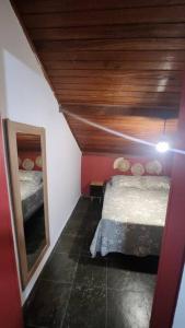 聖若昂－德雷的住宿－CASA DOS SINOS，小房间设有床和镜子