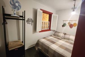 聖若昂－德雷的住宿－CASA DOS SINOS，一间卧室设有一张床和一个窗口