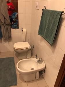 un piccolo bagno con servizi igienici e lavandino di Bazzini House a Carnate