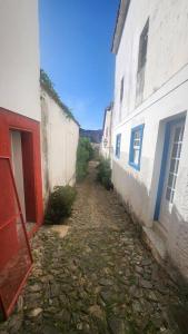 聖若昂－德雷的住宿－CASA DOS SINOS，两座建筑之间的小巷