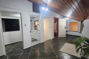 una stanza con un corridoio con pareti bianche e un soffitto in legno di CASA DOS SINOS a São João del Rei