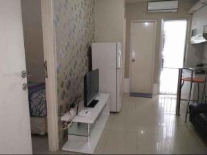 TV a/nebo společenská místnost v ubytování Apartment studio kalibata city by alfan