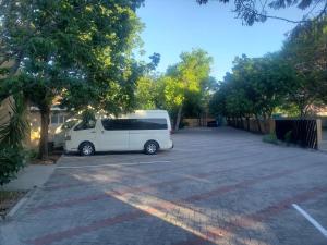 biały van zaparkowany na parkingu w obiekcie Kamanga Safari Lodge w mieście Maun
