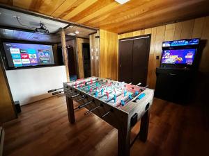 un biliardino in una stanza con TV di 3 Br Vt Retreat W New Kitchen, Gamemedia Rooms a Wilmington