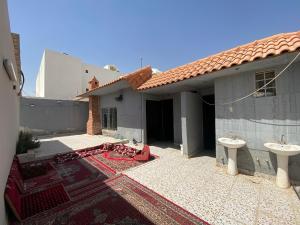 cortile con due lavandini e una casa di رتز السويدي a Riyad