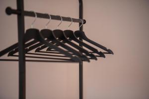 un montón de perchas negras en un armario en Apartment Strauss #FÜNF - 3 Zimmer BS-City, en Brunswick
