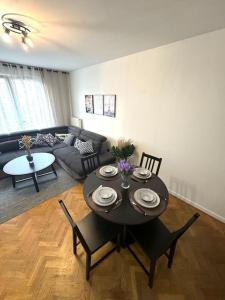 - un salon avec une table et un canapé dans l'établissement Charmant appartement aux portes de Paris, à Asnières-sur-Seine