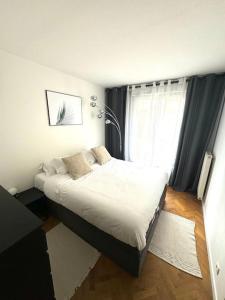 Giường trong phòng chung tại Charmant appartement aux portes de Paris