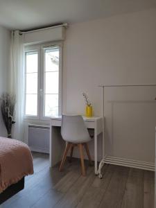 een slaapkamer met een bureau en een stoel naast een raam bij Cocooning House 212 Suite COSY SUNSHINE appartement Aeroport Paris Roissy CDG et Parc Asterix in Survilliers