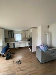 ein leeres Zimmer mit einer Küche mit weißen Schränken in der Unterkunft Priroda i društvo in Bosanska Krupa