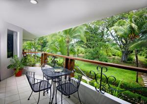 Un jardín fuera de Cozy getaway w/pool-tennis-bbq near Manuel Antonio