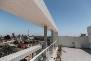 een balkon met uitzicht op de stad bij MI LUGAR * CHIVILCOY in Chivilcoy