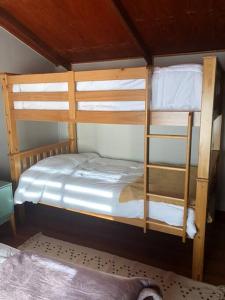 Двох'ярусне ліжко або двоярусні ліжка в номері Departamento cerro de la cruz