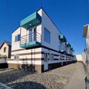ein Gebäude mit einem Balkon auf der Seite in der Unterkunft Yoppen: Duplex 2 dormitorios en Ushuaia in Ushuaia