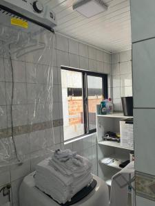- une salle de bains avec un tas de serviettes au-dessus des toilettes dans l'établissement Apartamento na melhor localização da meia praia Itapema, à Itapema