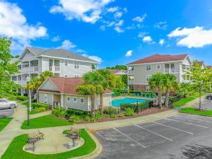un complejo de apartamentos con piscina y aparcamiento en 2 Bed North Myrtle Beach Retreat Sleeps 6, en Myrtle Beach