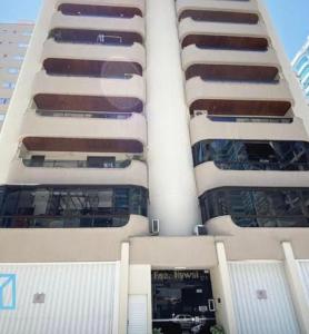 ein hohes weißes Gebäude mit vielen Fenstern in der Unterkunft Apartamento na melhor localização da meia praia em itapema com garagem para camioneta suv in Itapema