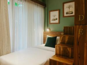 Rúm í herbergi á PORTER HOTEL - Surf & Yoga Retreat