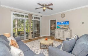 sala de estar con sofá azul y TV en 2 Bed North Myrtle Beach Retreat Sleeps 6, en Myrtle Beach