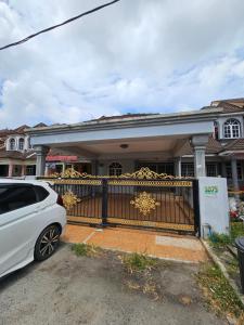 un coche blanco estacionado frente a una casa en Ruhani Homestay 3 KB - 4 Bedroom Fully Airconditioned with WIFI & Netflix, en Kota Bharu