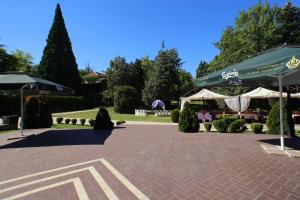 A garden outside Hotel Gloria Palace Diplomat