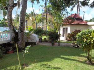 una casa con un patio con palmeras en Hotel V. Maria en Eslabón