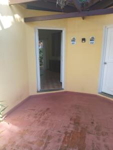 eine offene Tür zu einem Zimmer mit Backsteinboden in der Unterkunft Hotel V. Maria in Eslabón