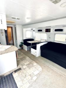 um RV com uma cozinha e uma sala de estar em Descanso, tranquilidad y desconexión a un paso de todo. em Miami