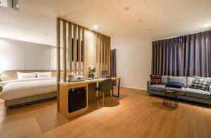una camera d'albergo con letto e scrivania di gray195hotel a Gimhae