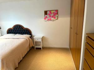 um quarto com uma cama e uma mesa de cabeceira ao lado de uma cama sidx sidx sidx em Spacious Queen Bed City Centre Penthouse With Balcony - Homeshare - Live In Host em Glasgow