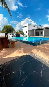 uma grande piscina ao lado de um edifício em Cubo Hotel em Rio Branco