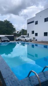 - une piscine d'eau bleue en face d'un bâtiment dans l'établissement Cubo Hotel, à Rio Branco
