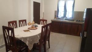 een eetkamer met een tafel en stoelen en een keuken bij Negombo Lagoon Villa in Negombo