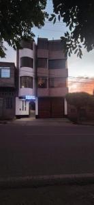 budynek z znakiem na boku w obiekcie HOTEL HUANTA - MORENOS w mieście Huanta