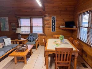 Μια τηλεόραση ή/και κέντρο ψυχαγωγίας στο Holiday Hills Resort