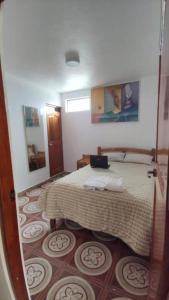 ein Schlafzimmer mit einem Bett in einem Zimmer in der Unterkunft HOTEL HUANTA - MORENOS in Huanta
