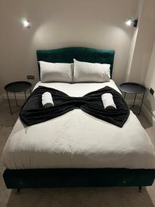 リーズにあるCozy Intimate Apartment - Leedsの黒弓ネクタイのベッド