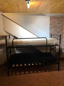 een stapelbed in een kamer met een trap bij Bazzini House in Carnate