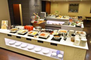 ein Buffet mit vielen verschiedenen Speisen in der Unterkunft HOTEL MYSTAYS Hakodate Goryokaku in Hakodate