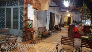 a room with chairs and a table and a building at Hoa Lan Motel & Homestay in Giồng Tú Ðiền